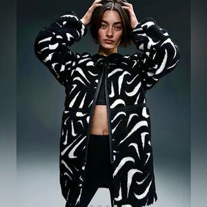 Women’s NIKE Loose Teddy, Zip up Jacket!🔥 🔥 BRAND NEW!! SWOOSH ALL OVER